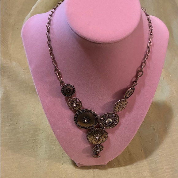 Elegant Silver Toned Necklace with Intricate Design - Picture 1 of 3
